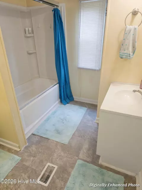 Bath - 525 King Dr, Hampstead, NC 28443 photo 1 of 2