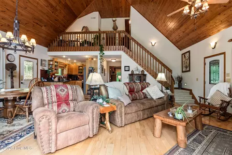 Living - 390 Timberwood Hills Rd, Murphy, NC 28906 photo 2 of 3