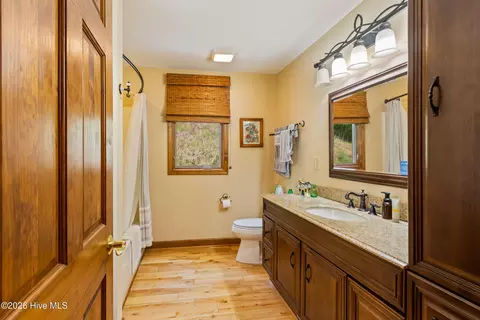 Bath - 390 Timberwood Hills Rd, Murphy, NC 28906 photo 3 of 11