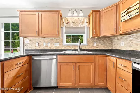 Kitchen - 204 Stag Ct, Hubert, NC 28539 photo 6 of 6