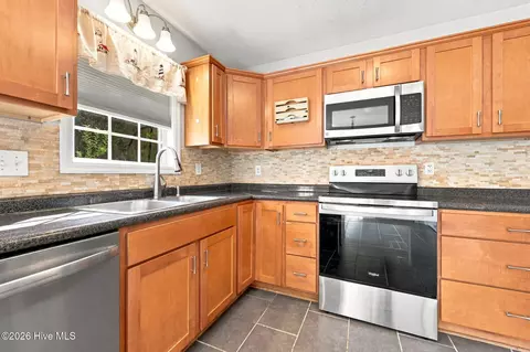 Kitchen - 204 Stag Ct, Hubert, NC 28539 photo 5 of 6