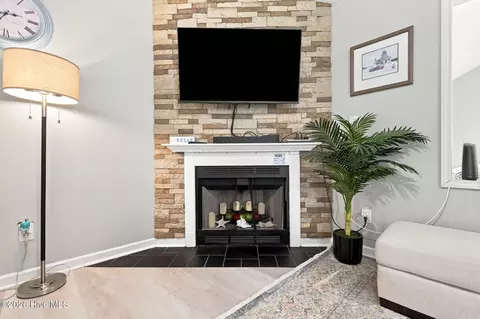 Living - 121 Daphne Dr, Hubert, NC 28539 photo 3 of 3