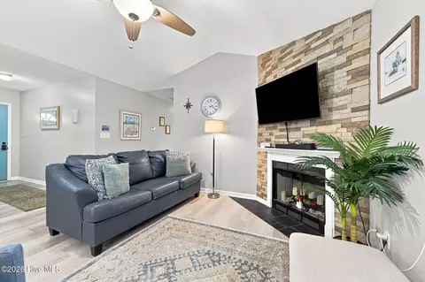 Living - 121 Daphne Dr, Hubert, NC 28539 photo 2 of 3