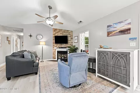 Living - 121 Daphne Dr, Hubert, NC 28539 photo 1 of 3