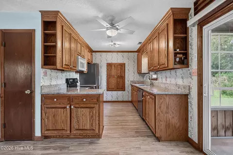 Kitchen - 282 Riggs Rd, Hubert, NC 28539 photo 1 of 6
