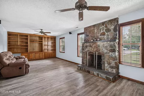 Living - 282 Riggs Rd, Hubert, NC 28539 photo 2 of 4