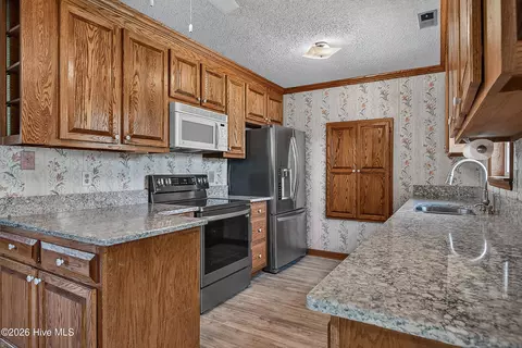 Kitchen - 282 Riggs Rd, Hubert, NC 28539 photo 3 of 6