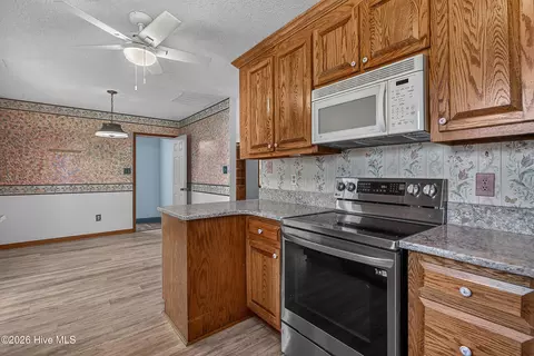Kitchen - 282 Riggs Rd, Hubert, NC 28539 photo 4 of 6