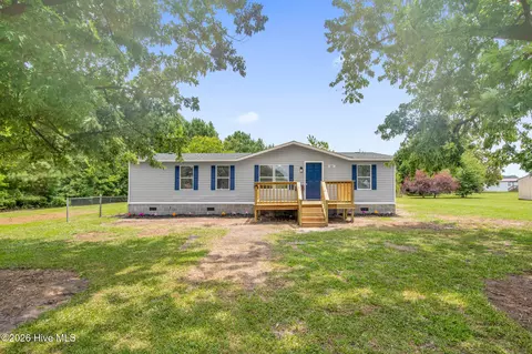 64 Outfield Dr, Bladenboro, NC 28320