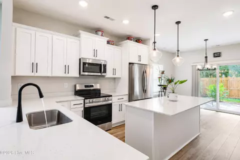 Kitchen - 544 Poppleton Dr, Hampstead, NC 28443 photo 4 of 5