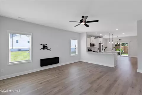 Living - 544 Poppleton Dr, Hampstead, NC 28443 photo 2 of 3
