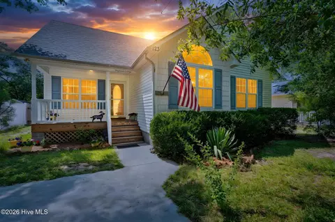 123 NE 30th St, Oak Island, NC 28465