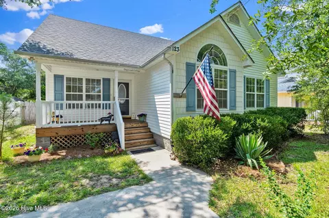 123 NE 30th St, Oak Island, NC 28465