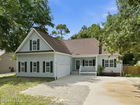 127 Bayshore Dr, Sneads Ferry, NC 28460