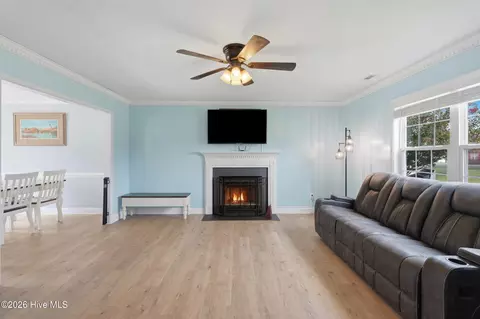 Living - 314 Trappers Rd, Hubert, NC 28539 photo 2 of 3