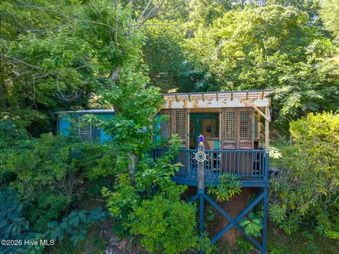 208 Lakeview Dr, Robbinsville, NC 28771