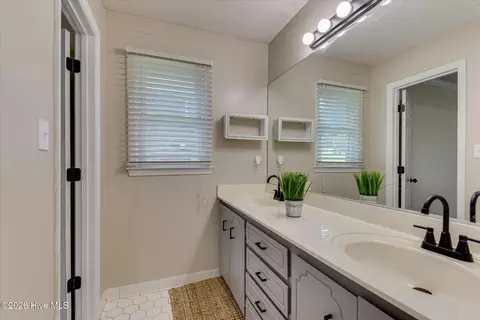 Bath - 666 Kemper Dr, Evans, GA 30809 photo 3 of 4
