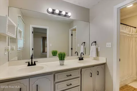 Bath - 666 Kemper Dr, Evans, GA 30809 photo 1 of 4