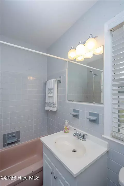 Bath - 2462 Leslie Cir, Augusta, GA 30906 photo 2 of 5