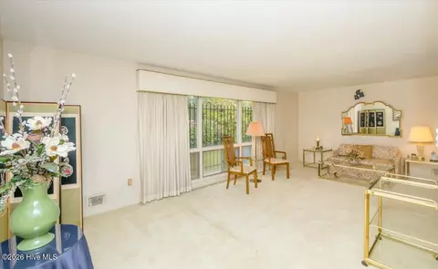 Living - 2462 Leslie Cir, Augusta, GA 30906 photo 2 of 4