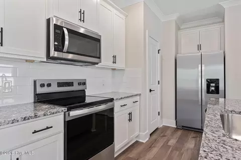 Kitchen - 141 Commons View Dr, Hampstead, NC 28443 photo 2 of 2