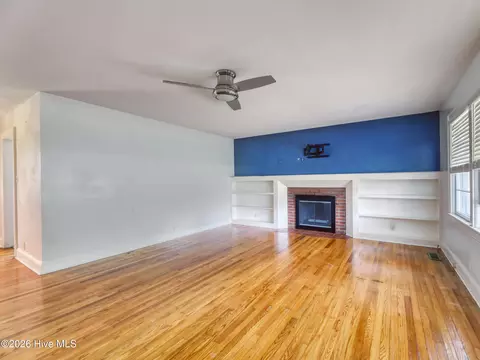 Living - 111 Pineview St, Havelock, NC 28532 photo 2 of 5