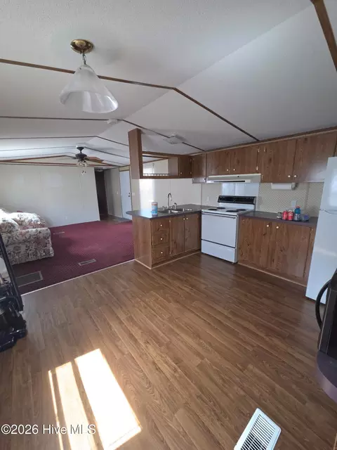 205 Meadow Ln E, Hubert, NC 28539