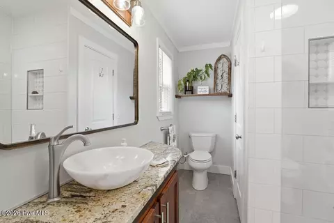 Bath - 2704 Bolling Rd, Augusta, GA 30909 photo 2 of 7