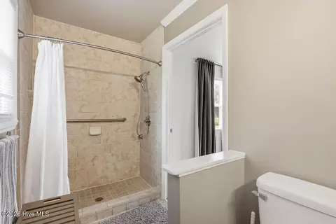 Bath - 2704 Bolling Rd, Augusta, GA 30909 photo 5 of 7