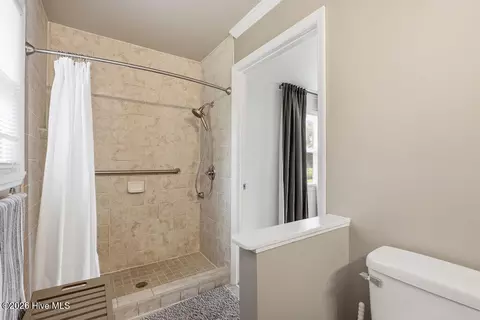 Bath - 2704 Bolling Rd, Augusta, GA 30909 photo 5 of 7