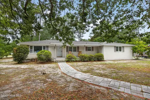 9 Castlewood Dr, Wilmington, NC 28409