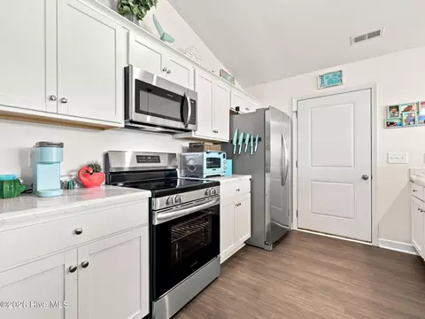 Kitchen - 612 Macy Pl, Hubert, NC 28539 photo 3 of 7