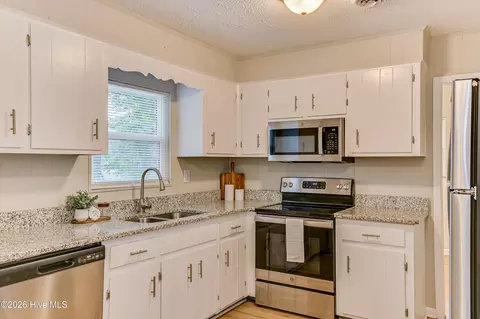 Kitchen - 2425 Birdie Dr, Augusta, GA 30906 photo 5 of 5