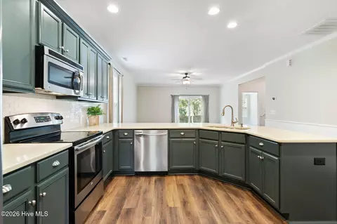 Kitchen - 115 Bunchberry Ct, Hampstead, NC 28443 photo 5 of 5
