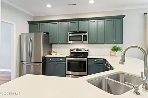 Kitchen - 115 Bunchberry Ct, Hampstead, NC 28443 photo 4 of 5