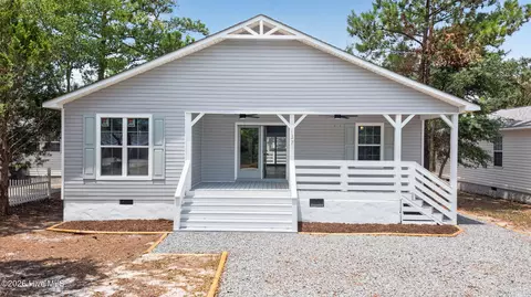 137 NE 31st St, Oak Island, NC 28465