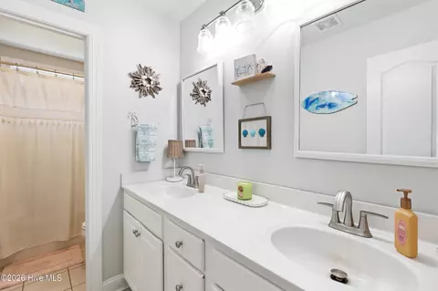 Bath - 564 Royal Tern Dr, Hampstead, NC 28443 photo 3 of 4