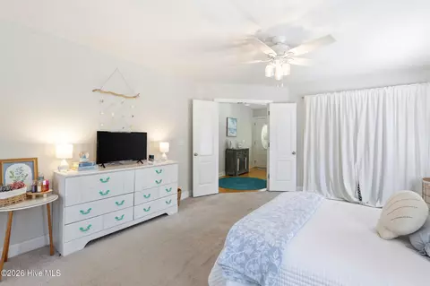 Bedroom - 564 Royal Tern Dr, Hampstead, NC 28443 photo 8 of 12