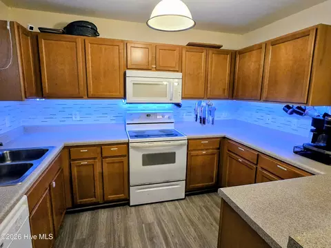Kitchen - 147 Apache Trl, Havelock, NC 28532 photo 3 of 3
