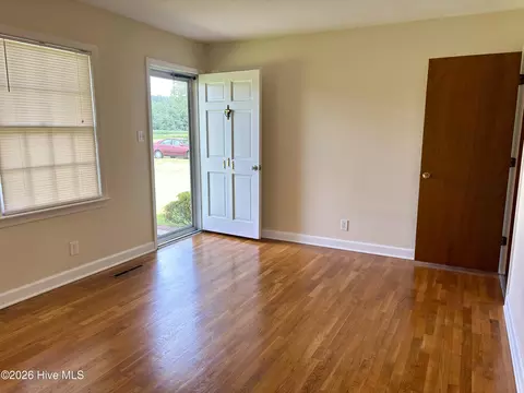 Living - 111 Varsity Rd, Murfreesboro, NC 27855 photo 1 of 5