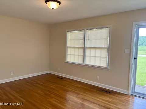 Living - 111 Varsity Rd, Murfreesboro, NC 27855 photo 2 of 5
