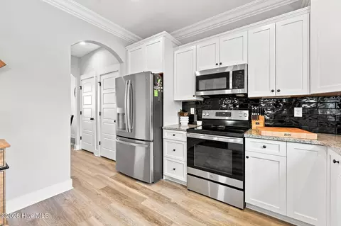 Kitchen - 284 E Ivybridge Dr, Hubert, NC 28539 photo 5 of 6