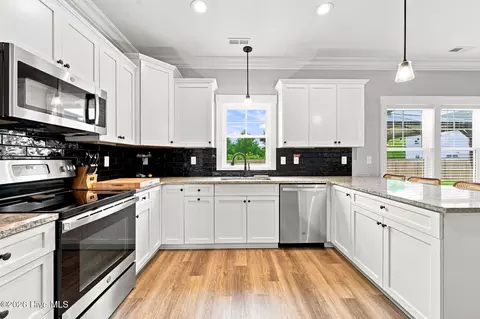 Kitchen - 284 E Ivybridge Dr, Hubert, NC 28539 photo 4 of 6