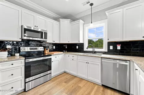 Kitchen - 284 E Ivybridge Dr, Hubert, NC 28539 photo 3 of 6