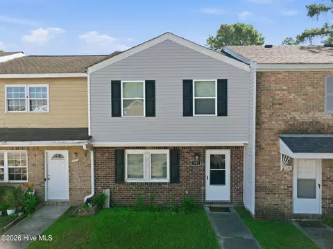 102 Villa Dr, Jacksonville, NC 28546