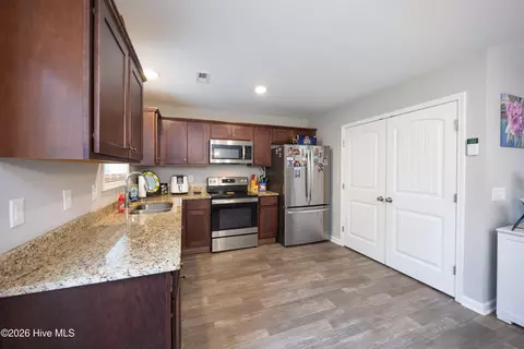 Kitchen - 207 Dixie Cir, Clinton, NC 28328 photo 2 of 7
