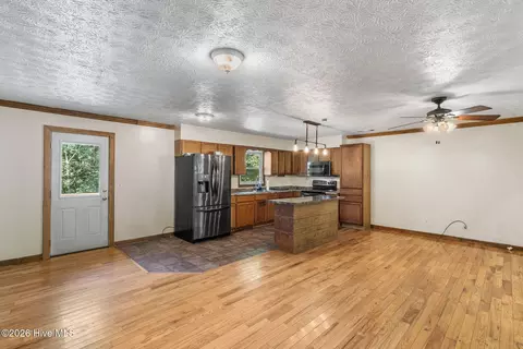 Living - 737 Ranger Rd, Murphy, NC 28906 photo 2 of 5