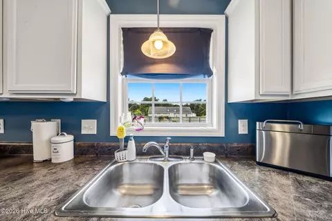 Kitchen - 302 Springcreek Ct, Hubert, NC 28539 photo 6 of 7
