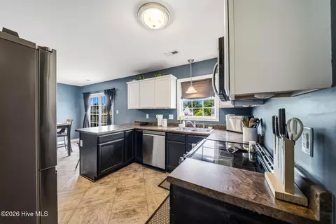 Kitchen - 302 Springcreek Ct, Hubert, NC 28539 photo 7 of 7