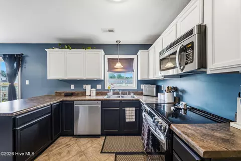 Kitchen - 302 Springcreek Ct, Hubert, NC 28539 photo 5 of 7